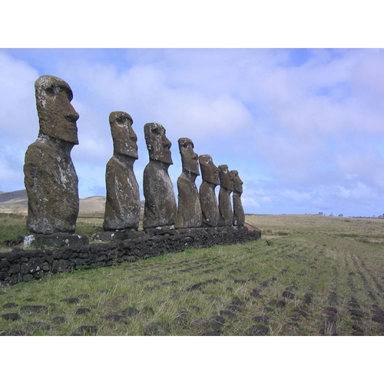 Una nueva hiptesis sobre el significado de los Moai de la Isla de Pascua , los ojos que miran al cielo