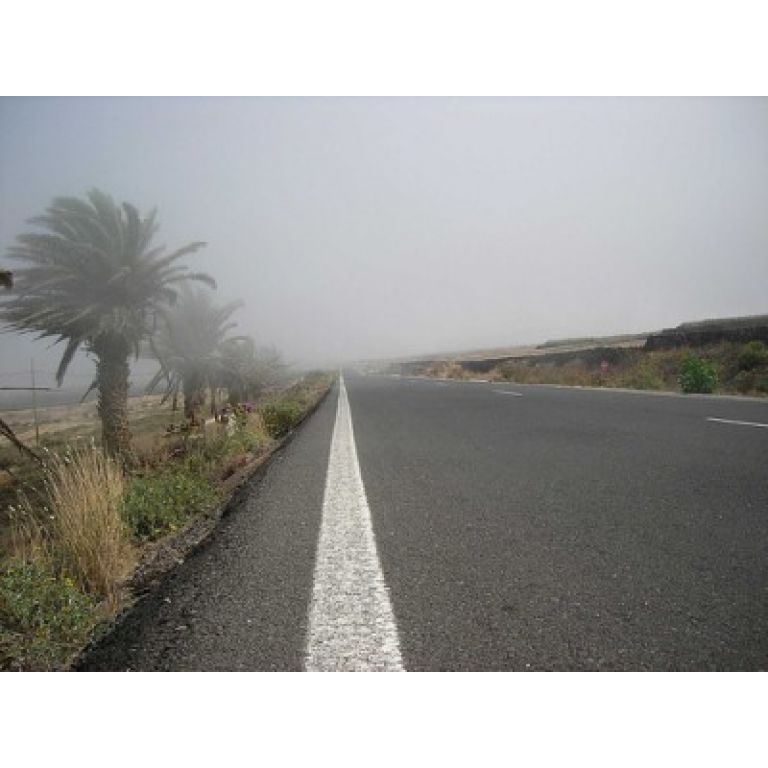 Carretera que vence la gravedad en Lanzarote.