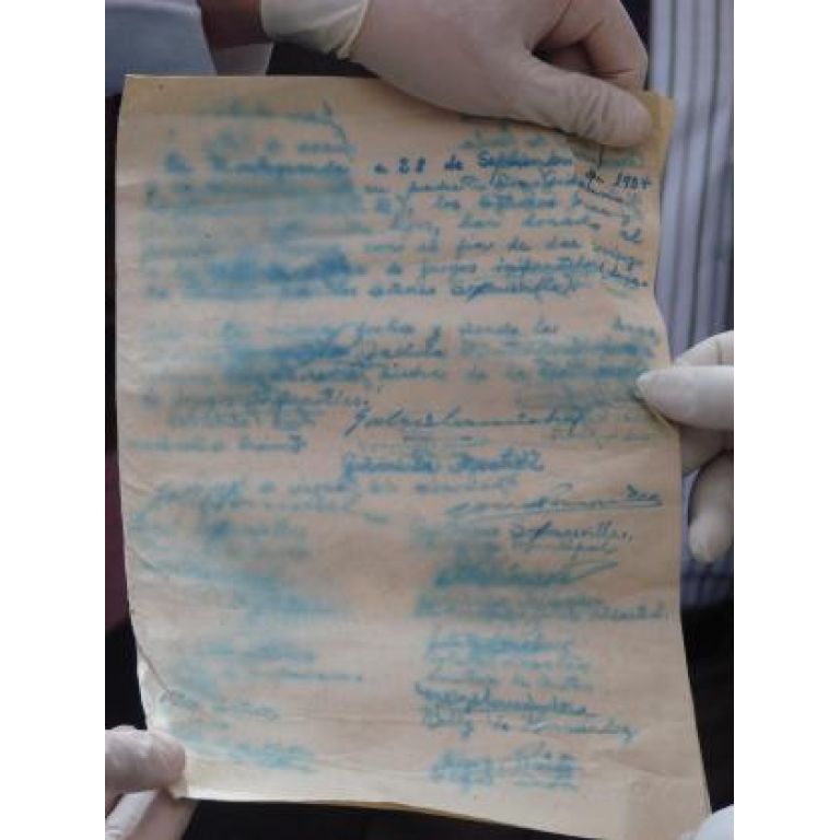 Descubren en Chile un mensaje de Gabriela Mistral en una botella enterrada en 1954