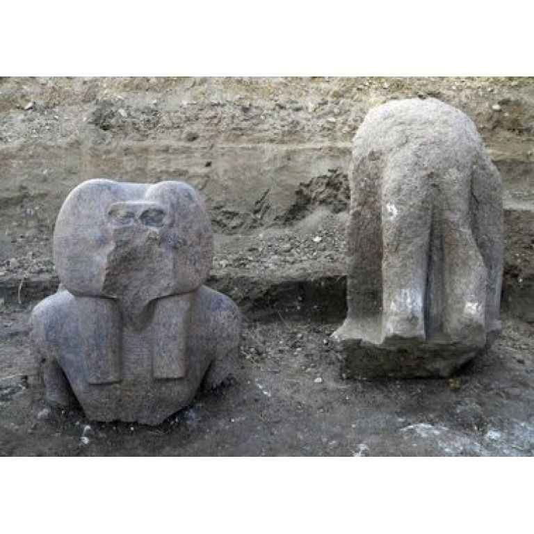 Descubren una estatua en las ruinas de un templo faraónico egipcio