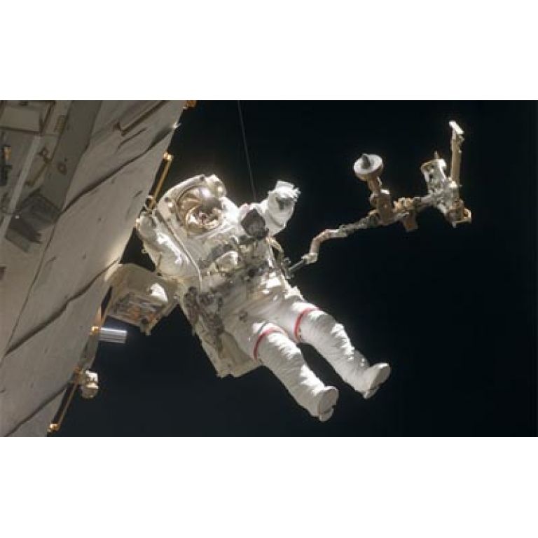 Astronautas concluyen exitosamente la primera caminata espacial en la ISS