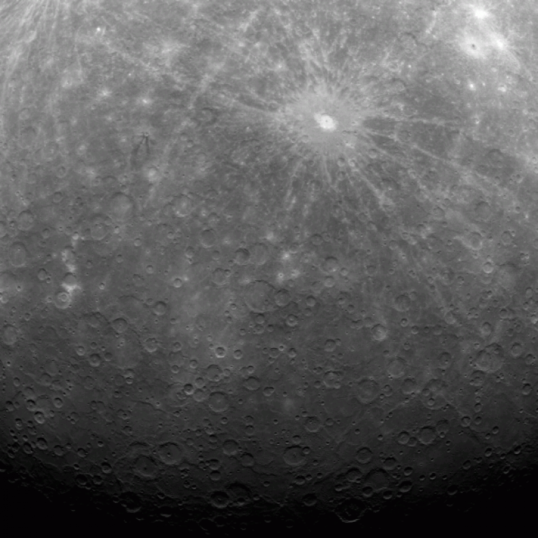 Primera imagen de la superficie de Mercurio enviada por la sonda Messenger desde su rbita