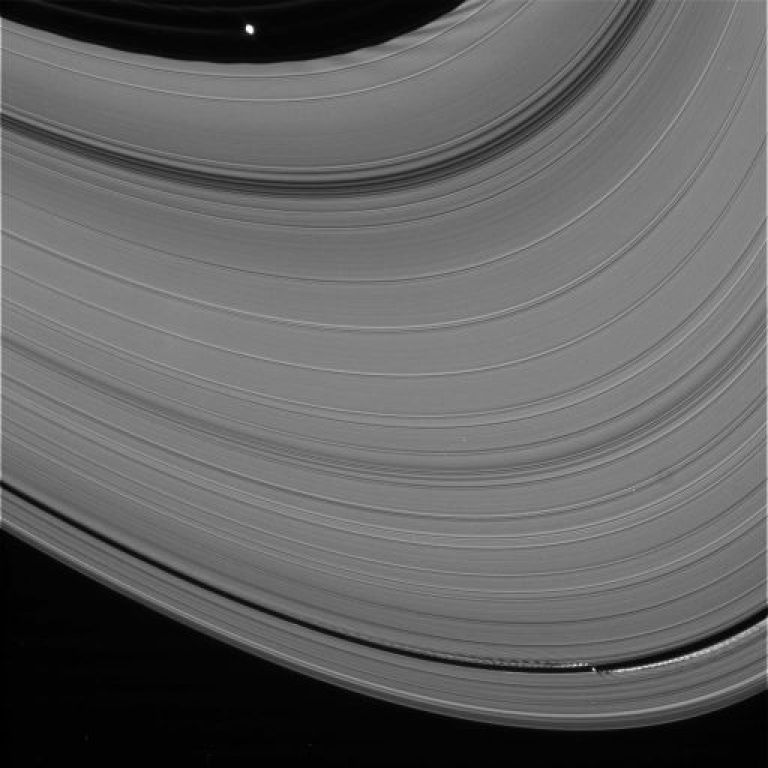 Descubren ondas en un anillo de Saturno