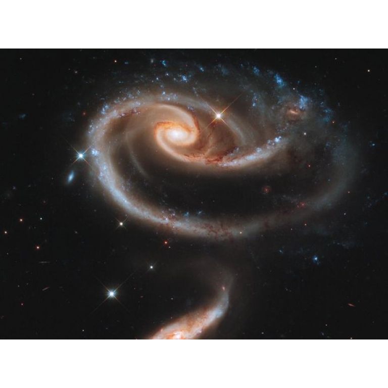 Hubble celebra 21 aos y lo festeja con foto de "rosa" galctica