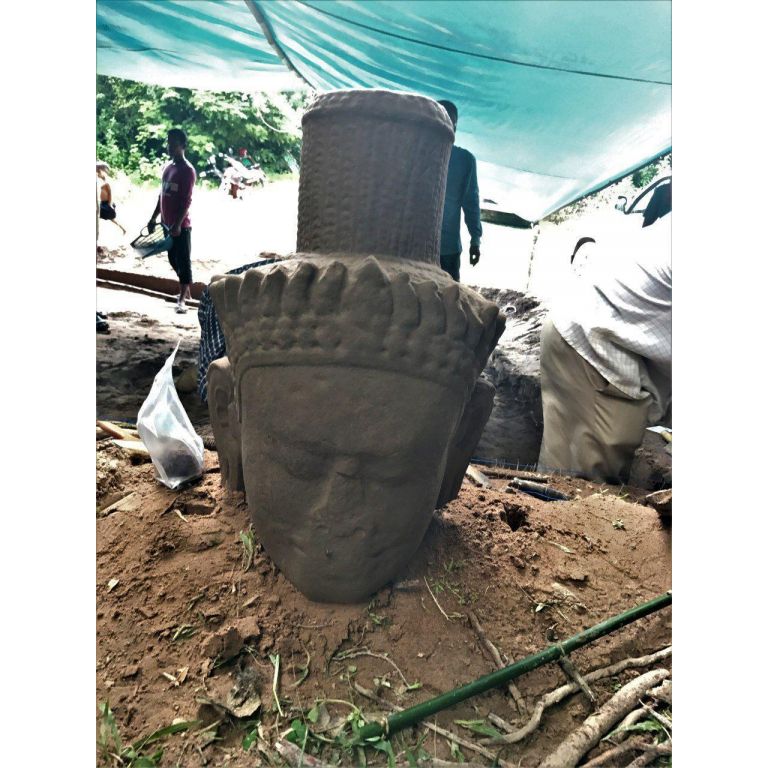 Excavan una antigua estatua junto a los templos de Angkor
