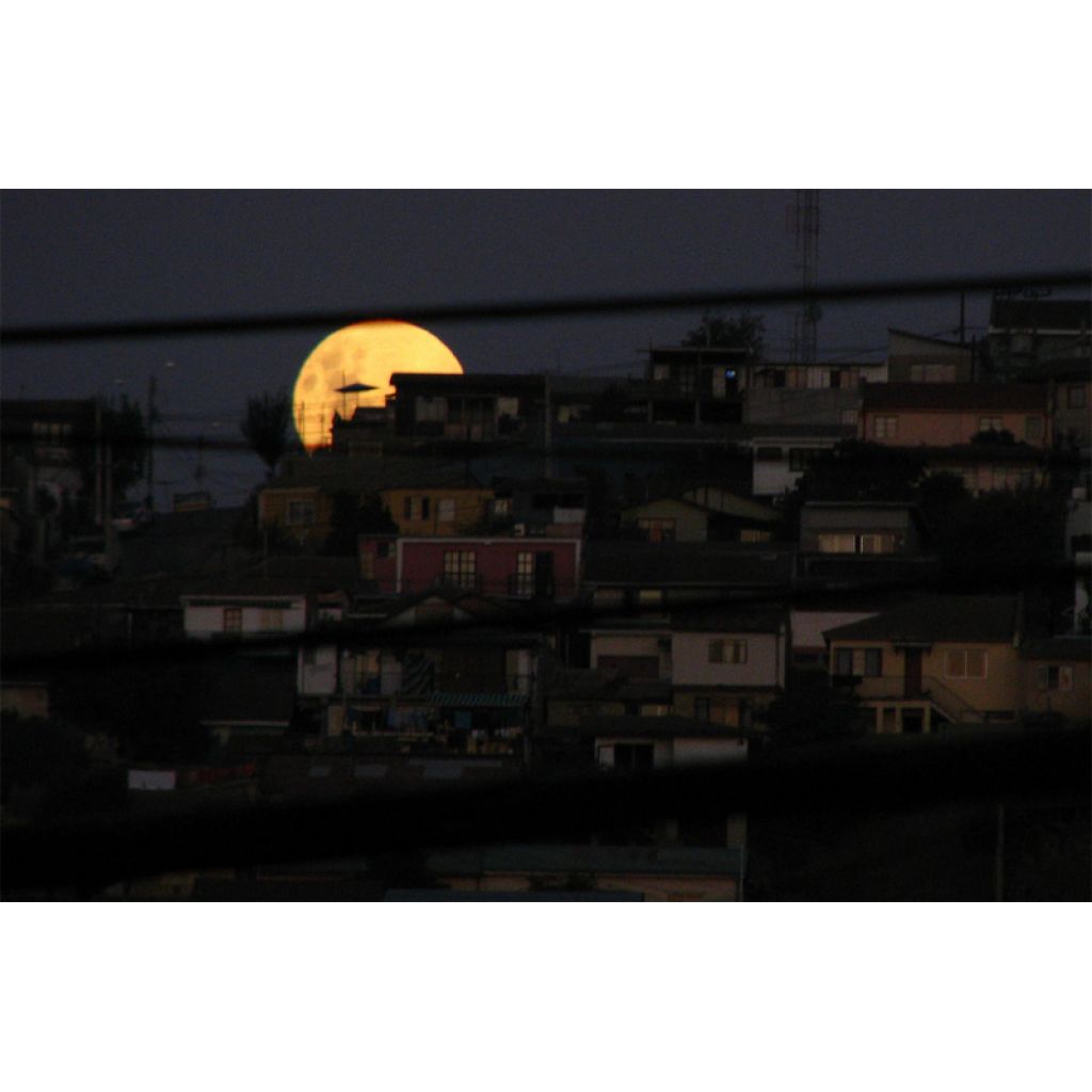 Super Luna sobre Valparaiso