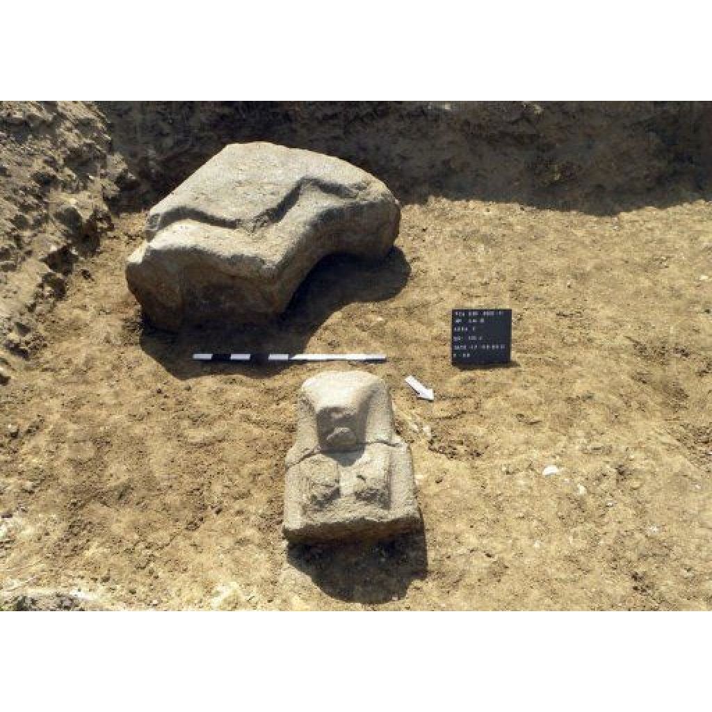 Partes de la estatua del faraón Amenofis III halladas en una zona cercana a su templo en Kom al Hitan, en Egipto, en una imagen distribuida este 26 de marzo de 2011 por el Consejo Supremo de Antigüedades