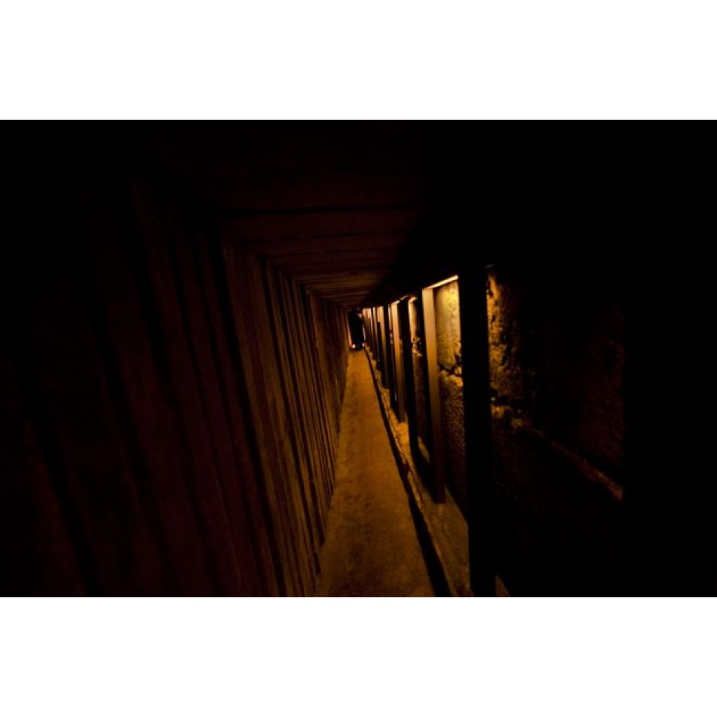 Un visitante camina por el túnel subterráneo del Muro de las Lamentaciones.