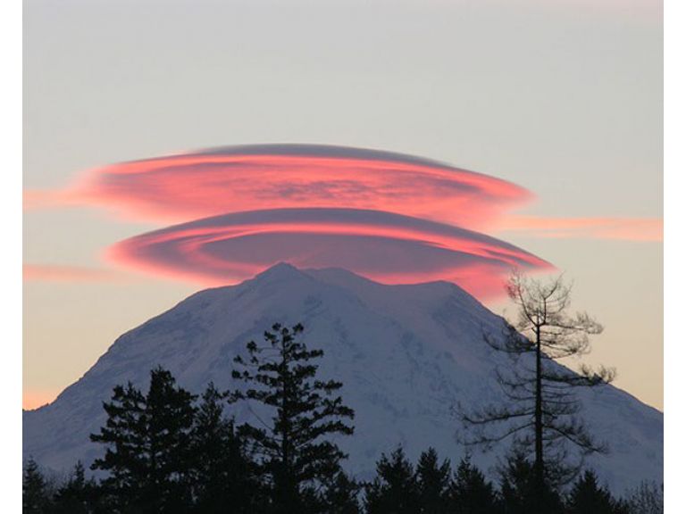 Fotografa de una nube con forma de ovni sobre una montaa.