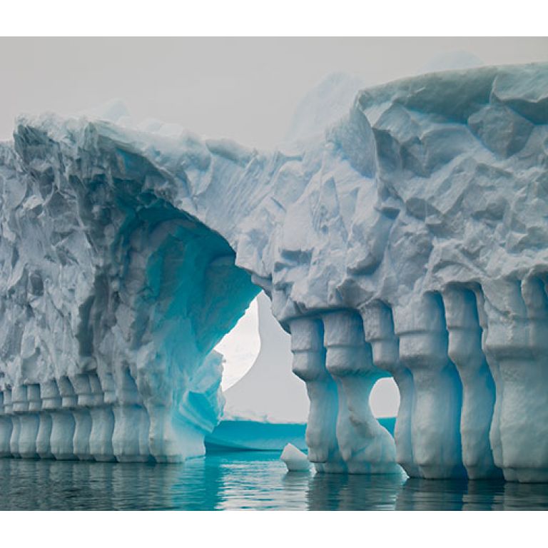 Arquitectura natural: Columnas de hielo del Canal Lemaire.