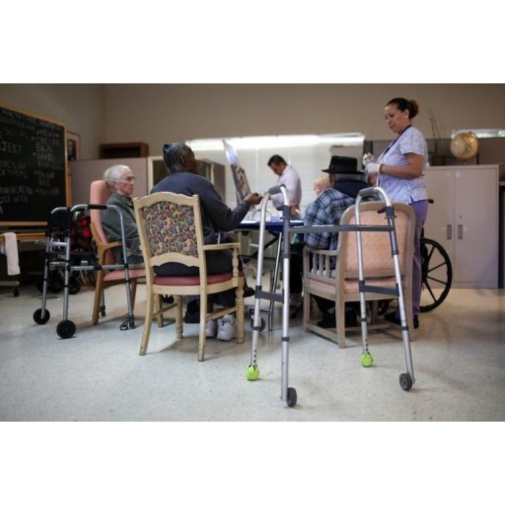 Varios ancianos participan en una actividad de un centro médico de día de la localidad californiana de Novato (oeste de EEUU), en una fotografía tomada el pasado 10 de febrero.