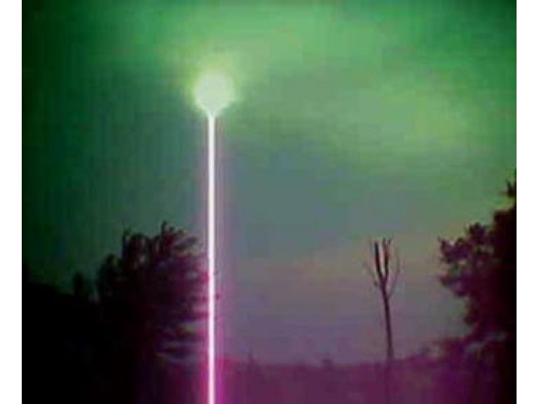 Testigos afirman ver un OVNI en Rusia con un haz de luz.
