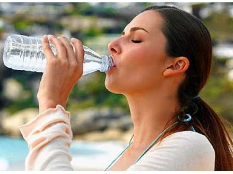 Es verdad que debemos tomar dos litros de agua al da para no deshidratarnos?