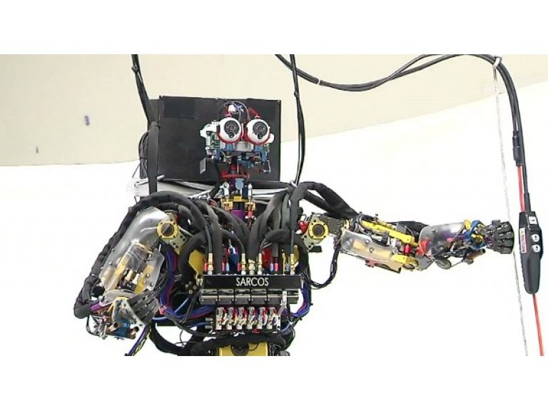 SARCOS: un robot que imita movimiento humano y logra mantenerse en equilibrio.