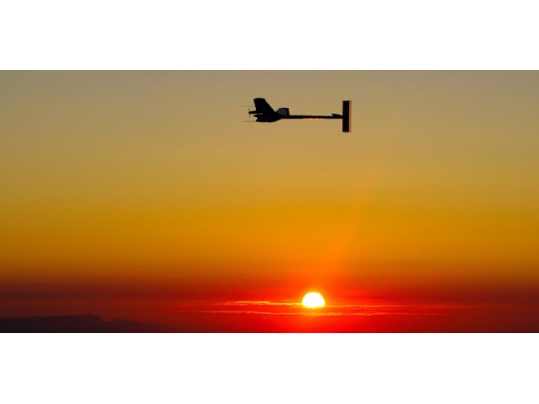 Avión Solar Impulse despega de Suiza para su primer vuelo internacional